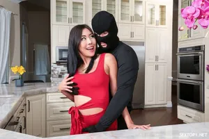 Người phụ nữ đi làm bảo hiểm xe nào ngờ gặp những kẻ đồi bại
