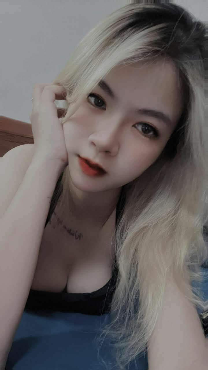 Một người đàn ông cơ bắp đã hẹn gặp trực tuyến với một cô gái gợi cảm có bộ ngực lớn màu trắng. Cô ấy mặc một chiếc váy ngắn và có đôi chân đẹp. Cô ấy trả tiền mặt, đeo bao cao su và bắt đầu cưỡi ngựa và quan hệ tình dục. Cô ấy thúc mạnh, mạnh nữa...